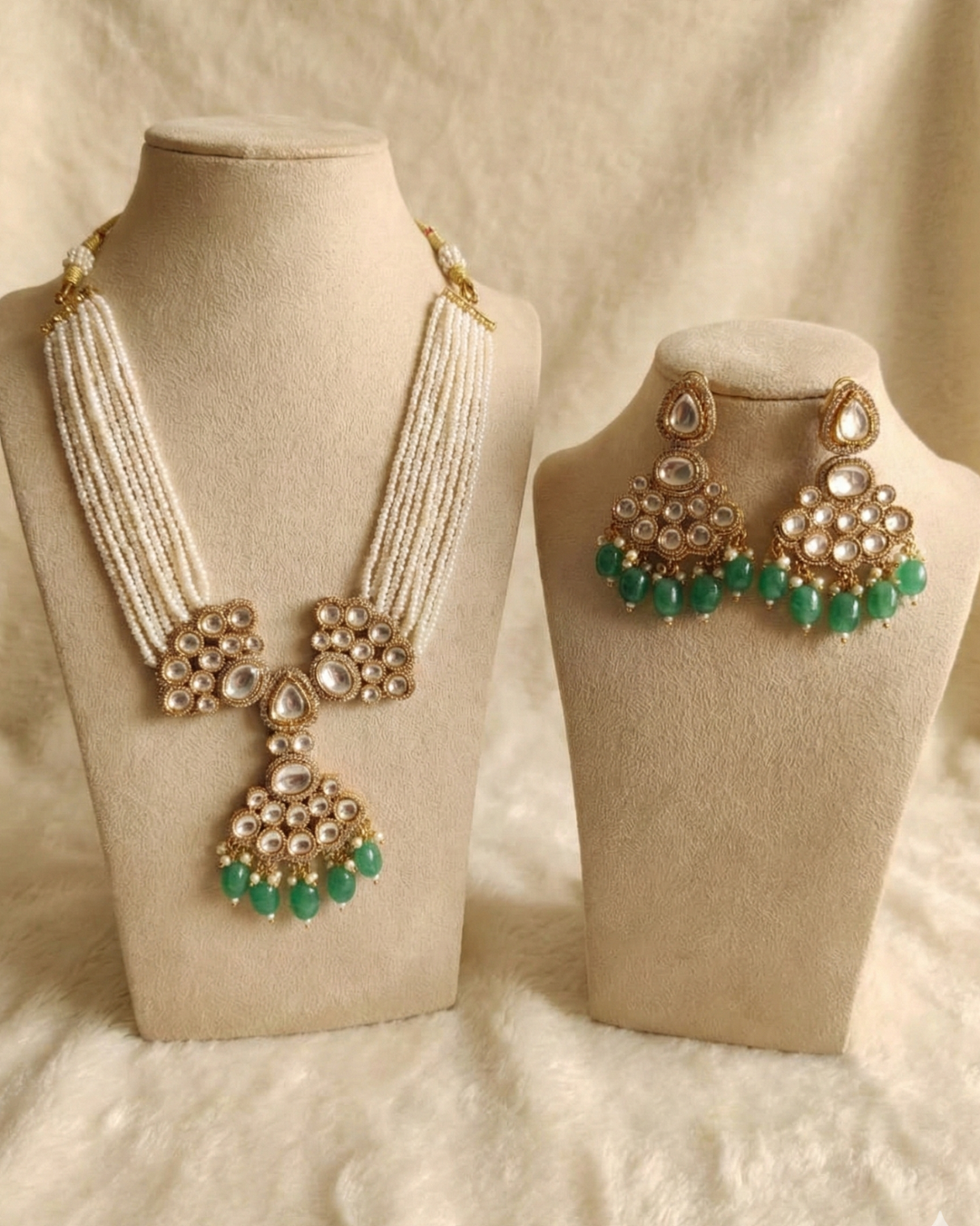 Aarna Pearl Haar Set